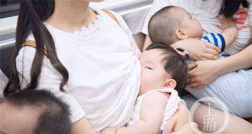 哺乳快闪 20位妈妈地铁上玩“集体哺乳快闪”