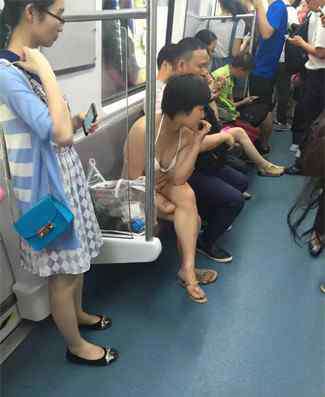 穿内衣的正确方法图片 曝深圳地铁1号线女子只穿文胸内裤现场图片 不在意他人