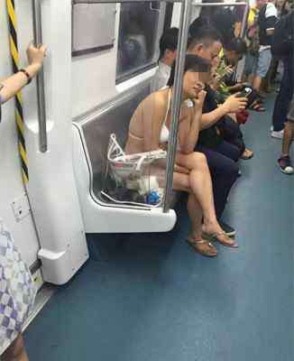 穿内衣的正确方法图片 曝深圳地铁1号线女子只穿文胸内裤现场图片 不在意他人
