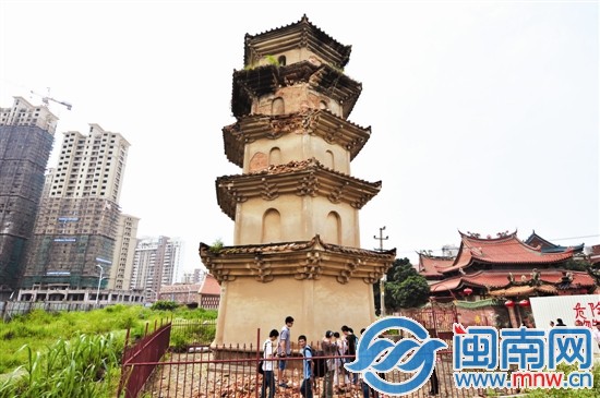 昨日，专家在白塔下勘察