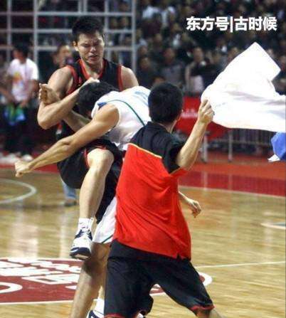 朱芳雨打架 中国男篮最有血性的一次打架，巴西队被朱芳雨组合拳彻底打怕了！