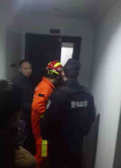 网络女主播欲跳楼 网络女主播欲跳楼：这是一次直播，很多观众在看