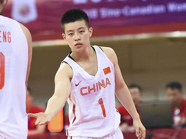 中国女篮李缘 中国女篮美女后卫李缘，外形清丽 个子虽小但能量却大 照片欣赏
