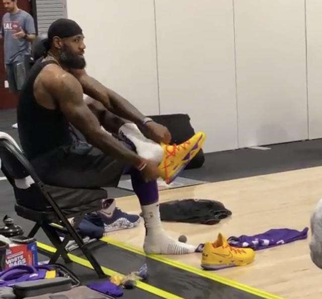 詹17 跺脚穿鞋法？NBA官方晒詹姆斯训练前上脚詹17穿鞋画面