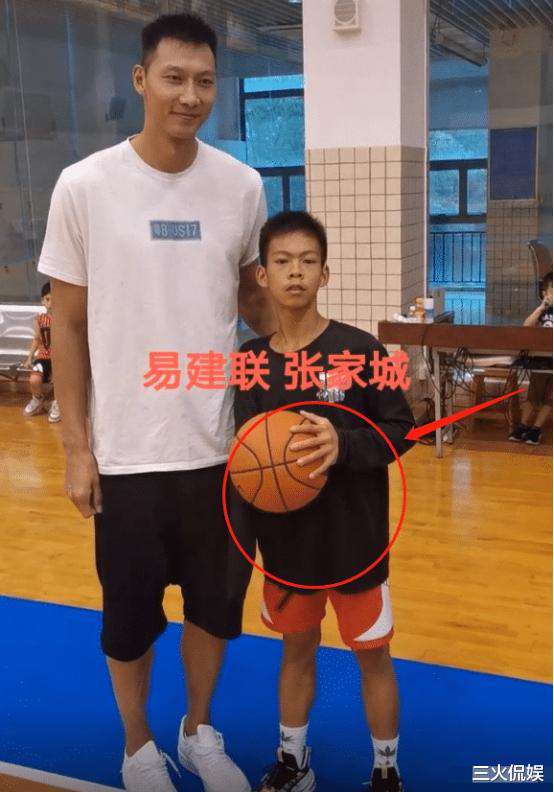 郑龙华 “14岁独臂篮球少年”被邀请到宏远队参观，合影时手亮了，太让人心疼！