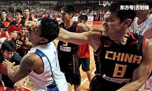 朱芳雨打架 中国男篮最有血性的一次打架，巴西队被朱芳雨组合拳彻底打怕了！