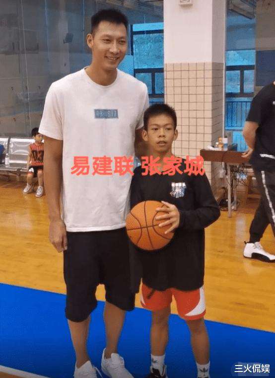 郑龙华 “14岁独臂篮球少年”被邀请到宏远队参观，合影时手亮了，太让人心疼！