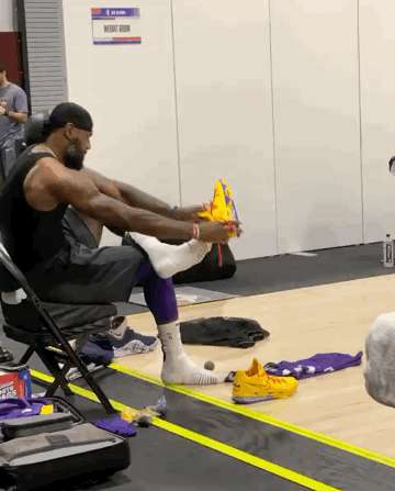 詹17 跺脚穿鞋法？NBA官方晒詹姆斯训练前上脚詹17穿鞋画面