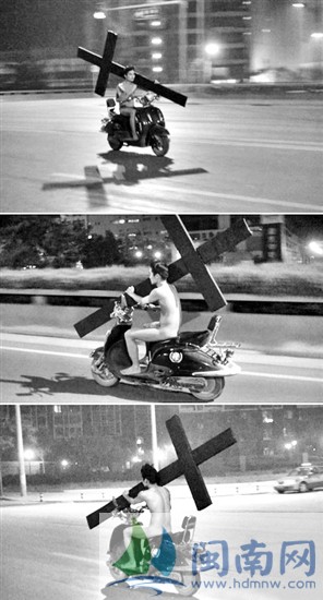 网友拍到的“裸奔哥”骑车扛着十字架