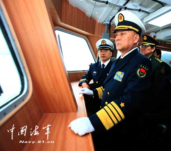 2月25日下午，海军司令员吴胜利视察海军新型护卫舰