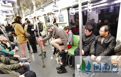 网上热传的上海地铁脱裤族照片
