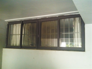 囚禁女孩的地下室窗户。 本版图片由深圳晚报记者马