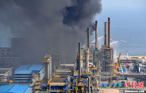 6月2日，中石油大连石化分公司上空黑烟滚滚