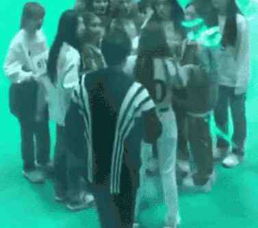 韩国女明星发型图片 韩国女艺人正在录节目 工作人员突然上去扯头发（图）