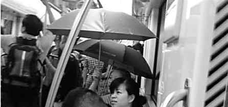 杭州地铁乘客守则 杭州地铁内奇葩出行 有人车厢内打伞有人锻炼