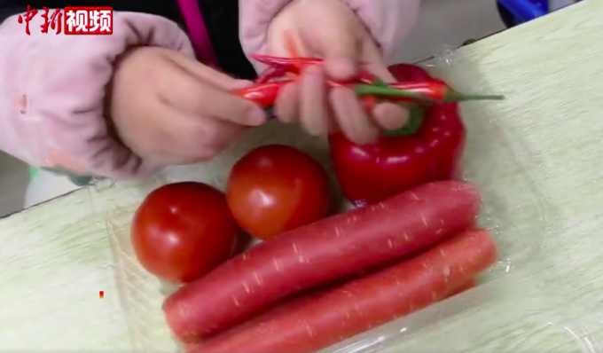 成都一小学送学生5000斤红色蔬菜包 寓意新的一年“红红火火”