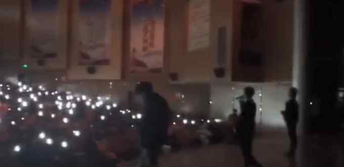 晚会停电学生举手机照亮舞台 老师称像是开演唱会 网友直呼太温暖！