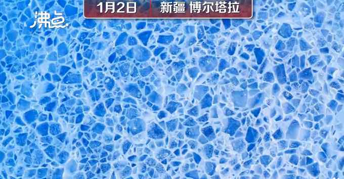 惊艳！航拍新疆赛里木湖拼图蓝冰奇观 冰块宛如宝石璀璨夺目