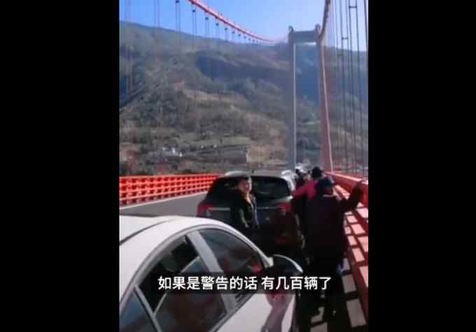 罚！丽江金沙江大桥开通数百人违停拍照 还有人骑护栏起舞 网友不解