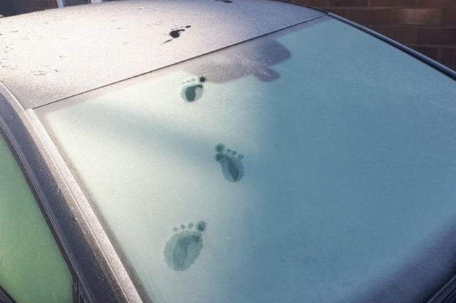 雪下一夜 英国女子车顶惊现神秘“四趾婴儿脚印”！网友都猜不出是啥