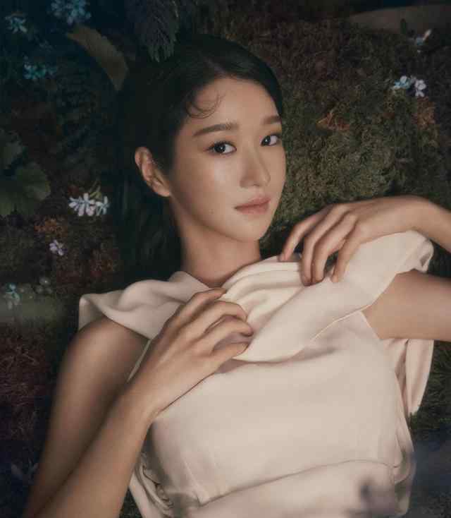 徐睿知 徐睿知太敢穿了吧！一身黑色高开叉长裙亮相，真怕不小心会掉下来