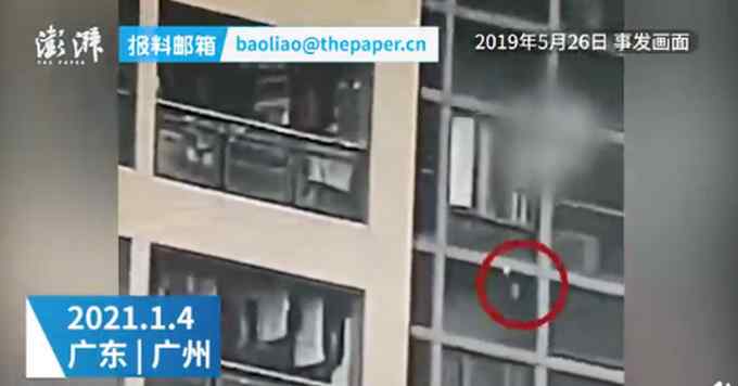 监控曝光！广东一儿童35楼丢矿泉水瓶致路人骨折赔9万 网友：判得好
