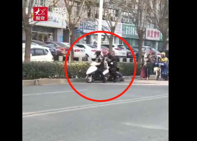 山东两男子当街抢劫殴打女子 警方发布警情通报 网友：太猖狂！