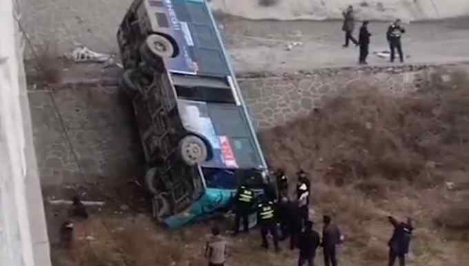甘肃一公交与救护车相撞坠桥 监控记录惊险一幕 网友：安全第一
