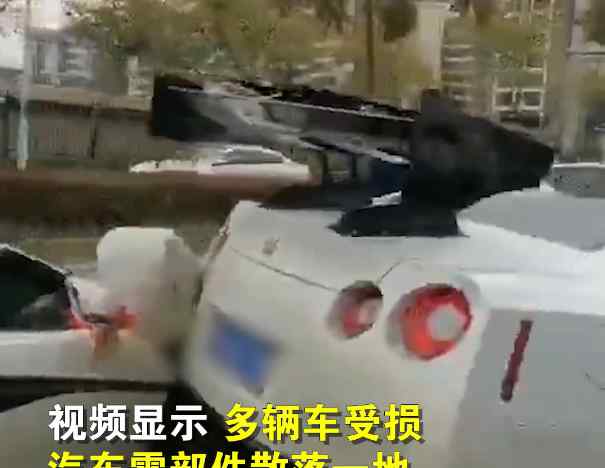 南宁一婚车队连环追尾 包括GT-R保时捷等豪车 现场一片狼藉