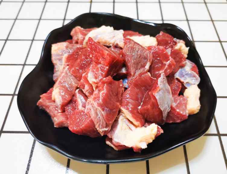 西红柿土豆炖牛肉 热乎的西红柿土豆炖牛肉半小时就可以出锅，肉质软烂入味且汁多