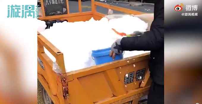 成都市民街头卖雪 小桶10元大桶20元 网友调侃：北雪南送该实行了