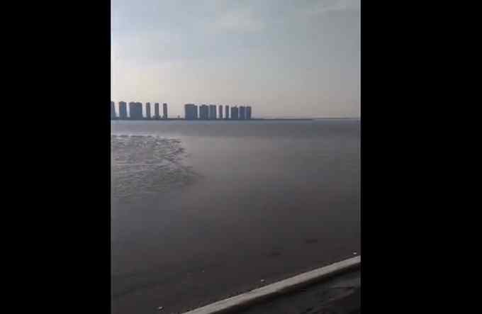 钱塘江都结冰了 青岛海边浪花也直接被冻住 市民拍下罕见一幕！