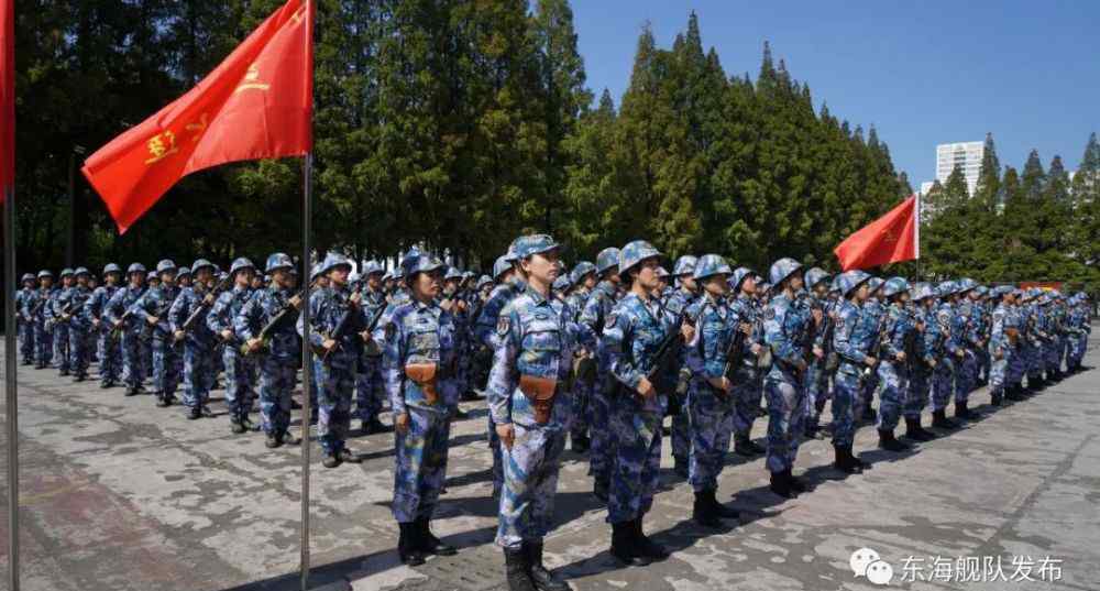 一支钢枪手中握 新兵，接枪！
