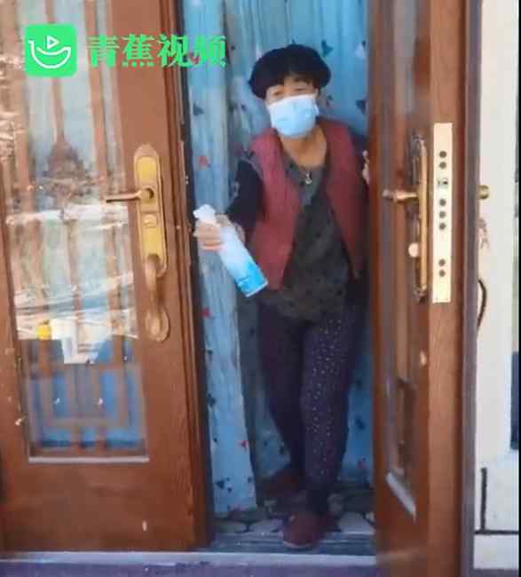 “赶紧上报！”沈阳大学生放假回家 还没进门就被亲妈拿酒精喷全身