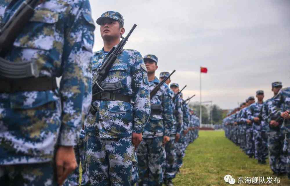 一支钢枪手中握 新兵，接枪！