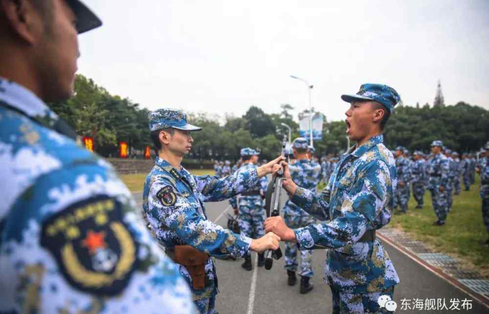 一支钢枪手中握 新兵，接枪！