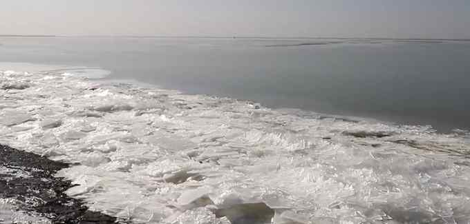 罕见！洪泽湖出现大面积冰冻 骆马湖结冰像大片鱼鳞