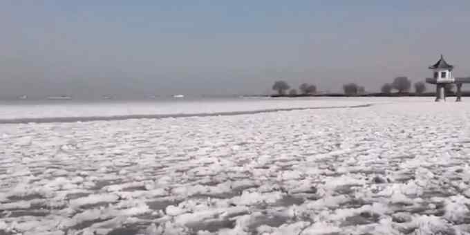 罕见！洪泽湖出现大面积冰冻 骆马湖结冰像大片鱼鳞