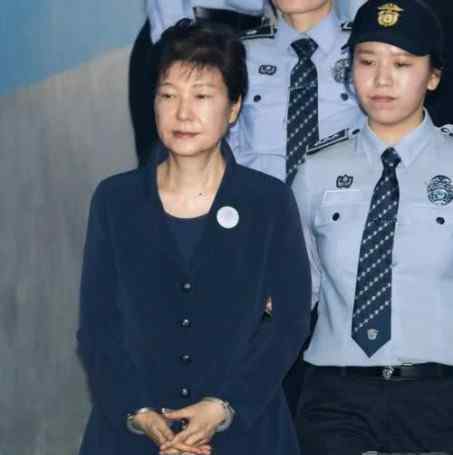 朴槿惠庭审时晕倒 如果朴槿惠死在狱中，现政府该怎样交待？说出来你别不信！