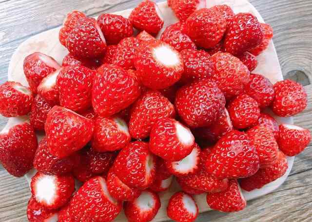 新鲜草莓怎么做草莓酱 每年都要熬点草莓果酱，自己做的更纯正更新鲜，做一次能吃一整年