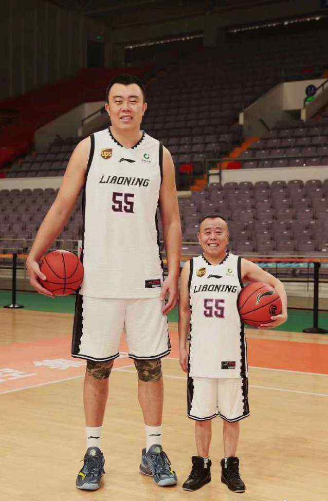 潘长江身高多少 潘长江和2.15米韩德君同框 最萌身高差笑哭网友