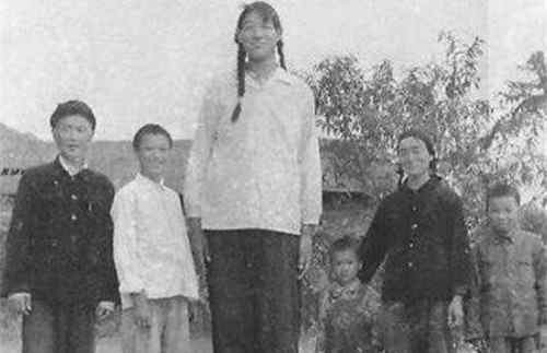 掉进女巨人鞋子 中国第一女巨人：14岁高过姚明，一顿能吃2斤米，遗体被保留至今