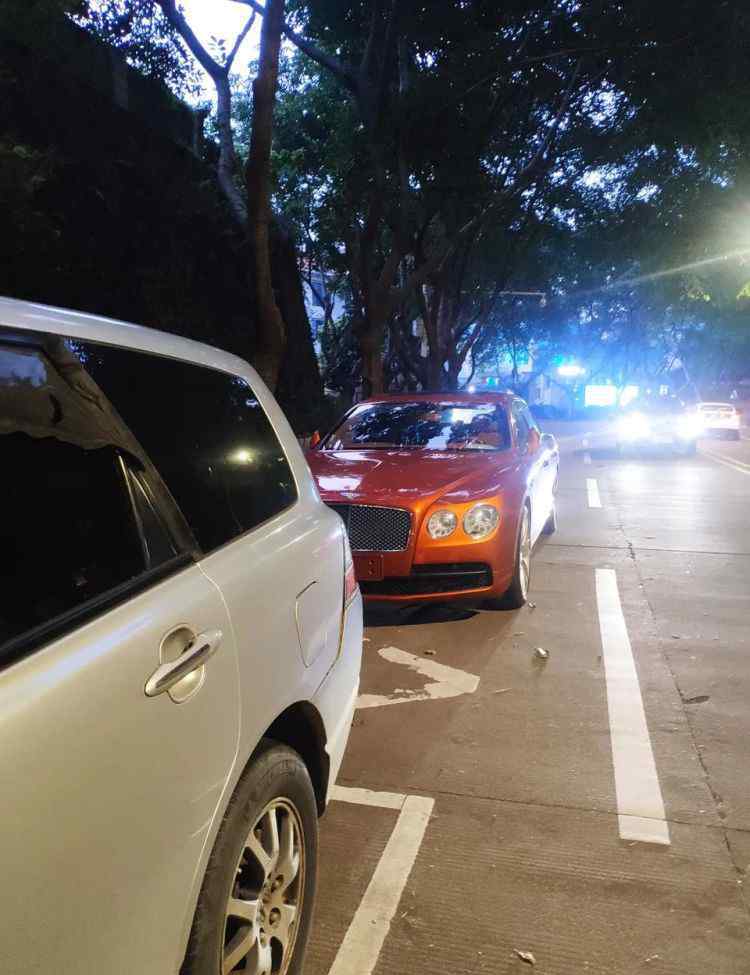 黄昏人种 网友偶遇不挂牌子的宾利豪车，网友：这台车我见两年了从不挂牌！