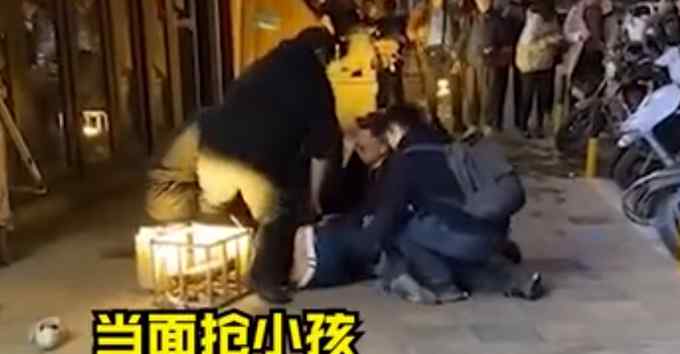 网传汕头一男子当街强抱婴儿 广东警方通报