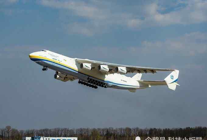 最大的飞机 世界“最大”的飞机，火车都能装得下，中国仅有一个机场可降落！