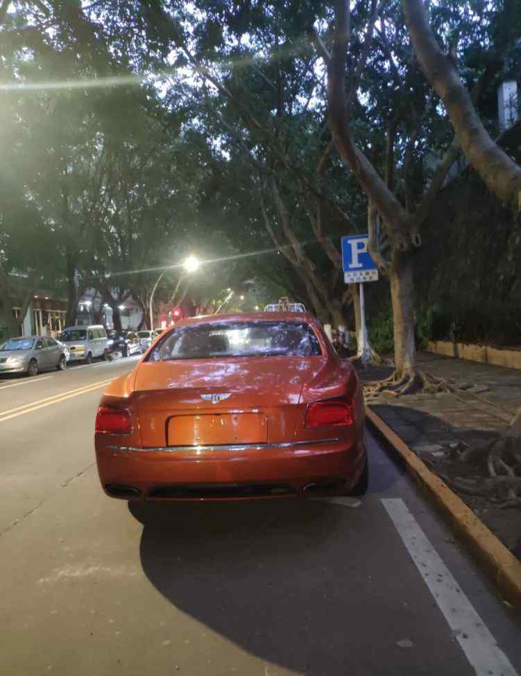黄昏人种 网友偶遇不挂牌子的宾利豪车，网友：这台车我见两年了从不挂牌！