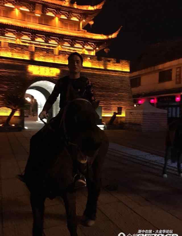 江北帅哥 金华帅哥晚上骑马到江北逛 这样不会被罚款吗？