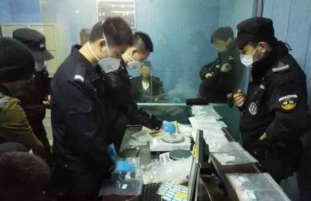 海洛因多少钱一克 两男子从云南飞到杭州栽了 体内排出千克海洛因
