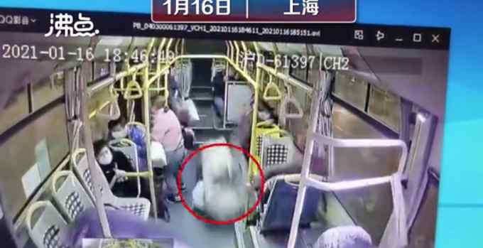 现场画面！上海一公交急刹车 38岁女乘客被甩出2米远不治身亡