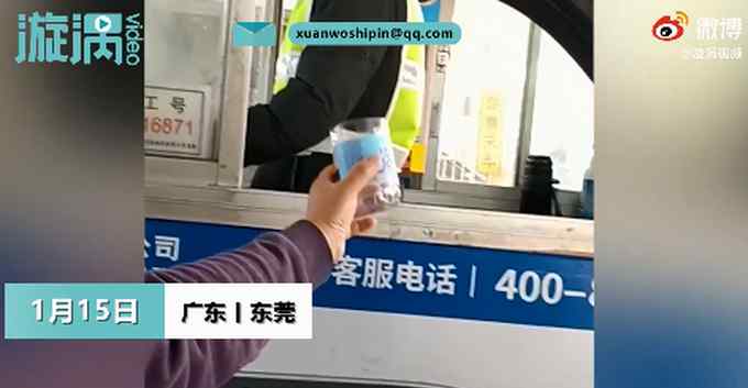 避免直接接触 男子过收费站用塑料瓶接IC卡 网友：拿盆才有灵魂！